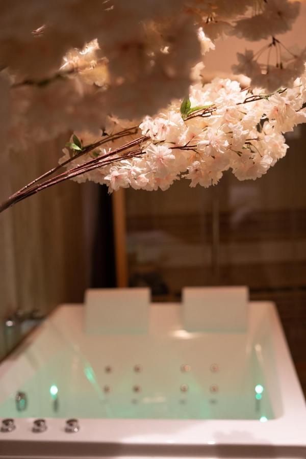 Capsule Thailande I Sauna I Balneo I Console I Jeux En Bois I Cinema I Cour Interieure Trith-Saint-Leger Exterior foto